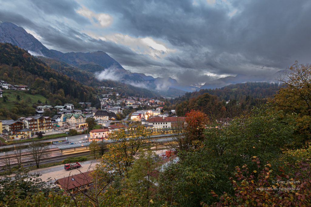 Berchtesgaden am frühen Abend, mit künstlichem Licht und faszinierenden Wolken.