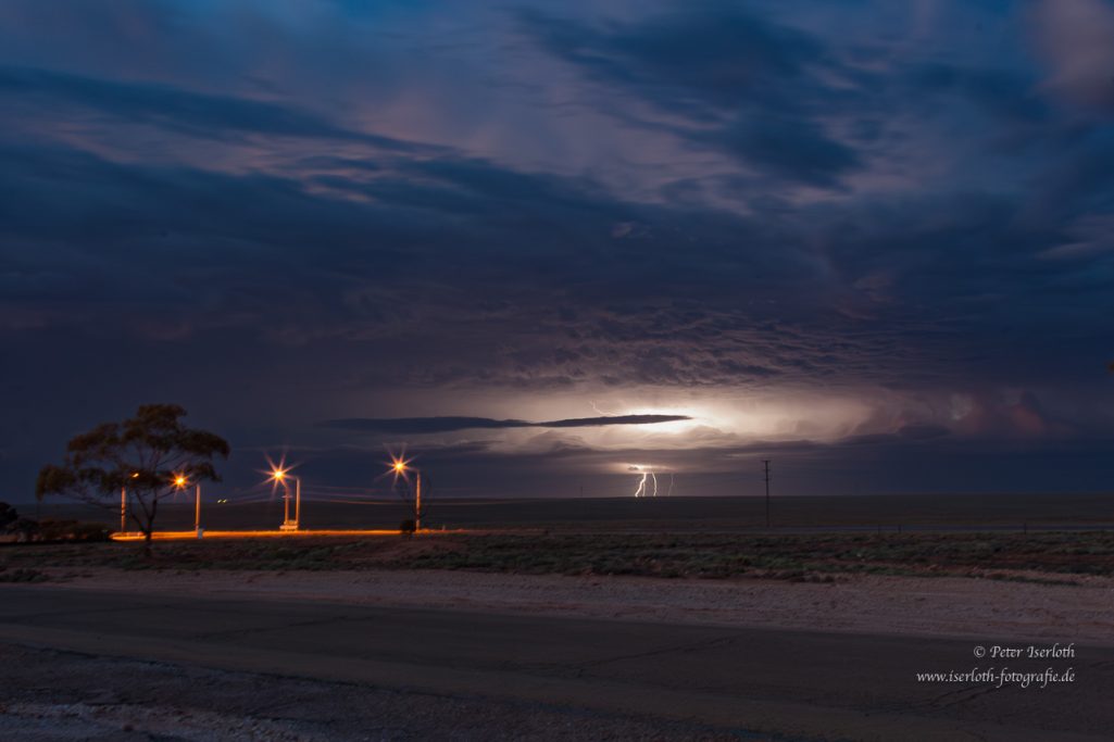 Wetterleuchten mit Blitz im Outback, Australien.