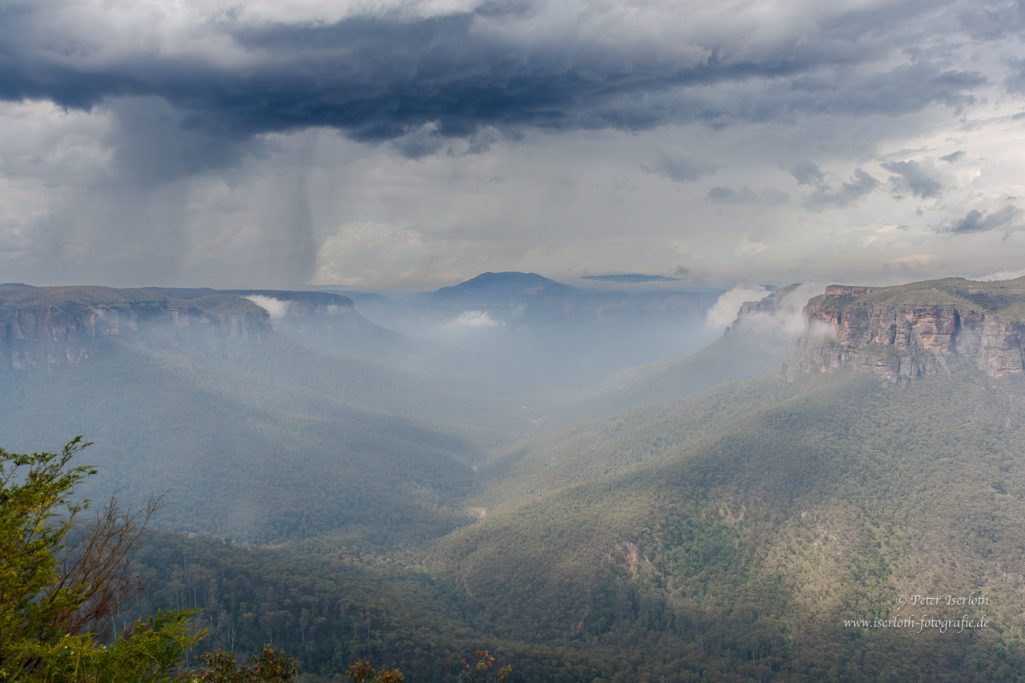 Foto von den Blue Mountains, Australien, mit dicken Wolken und Nebelschwaden.