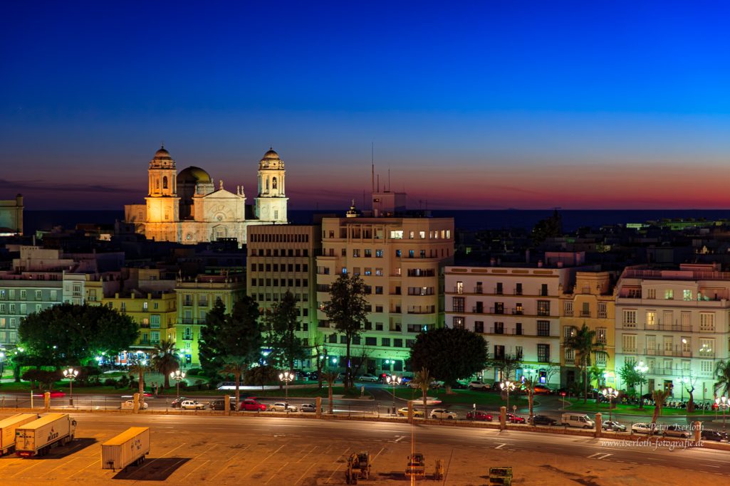 Catedral de la Santa Cruz de Cádiz, im schönem abendlichem und künstlichem Licht.