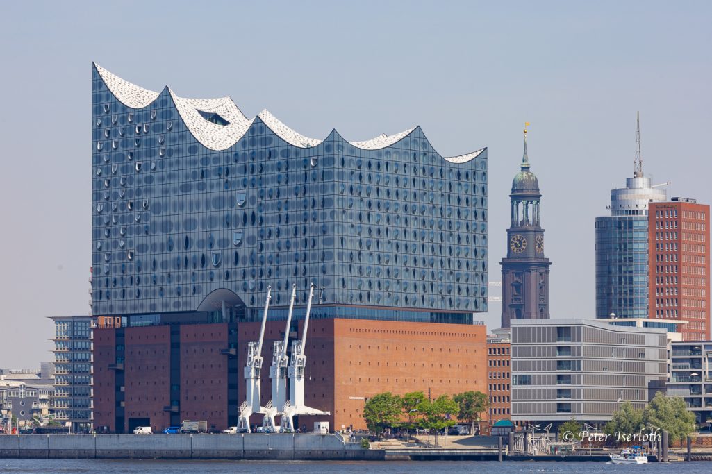 Moderne Architektur des Elbphilharmonie Gebäudes in Hamburg, umgeben von Stadtsilhouette.
