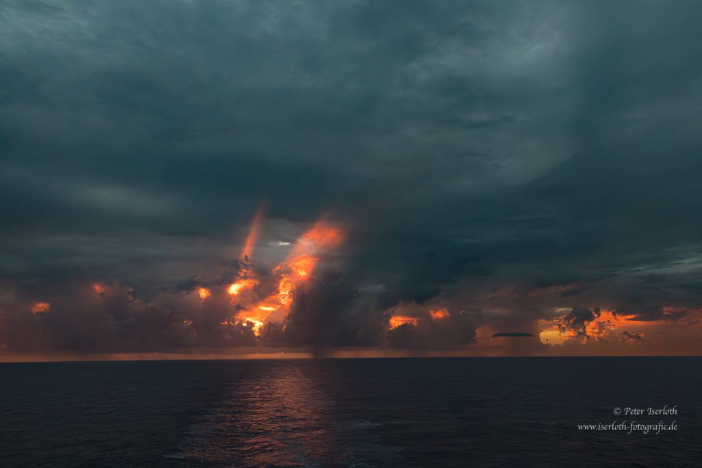Foto von einem Sonnenaufgang auf der Karibik, auf dem Wasser sind Sonnenaufgänge besonders beeindruckend.