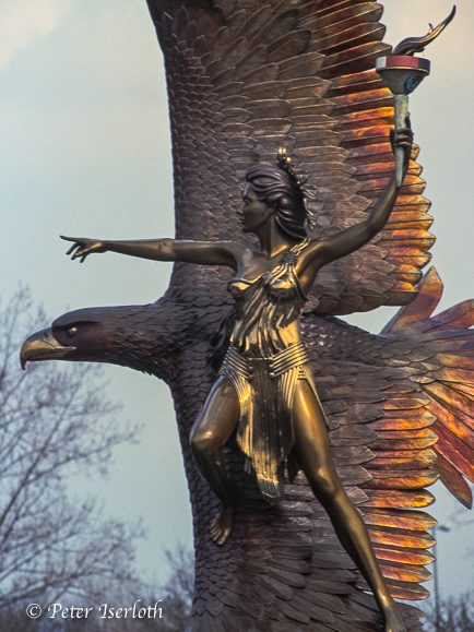 Fotografie der Bronzestatue am ehemaligen Flughafen Hamburg - Fuhlsbüttel, mit Seeadler und griechischer Göttin.