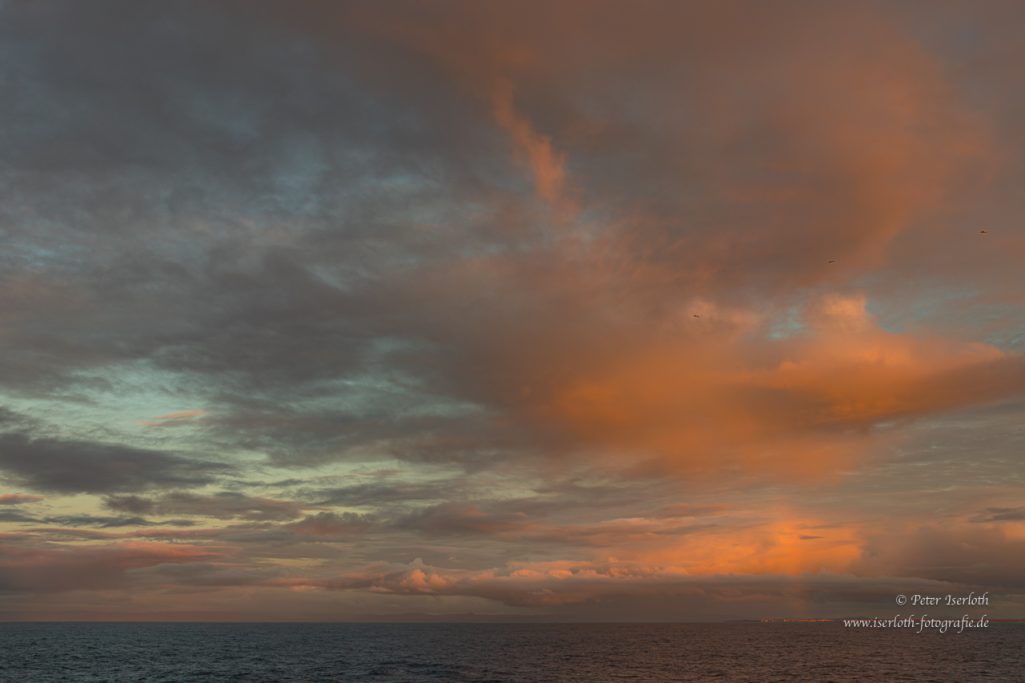 Ein Imposanter Sonnenuntergang auf dem Nordatlantik.