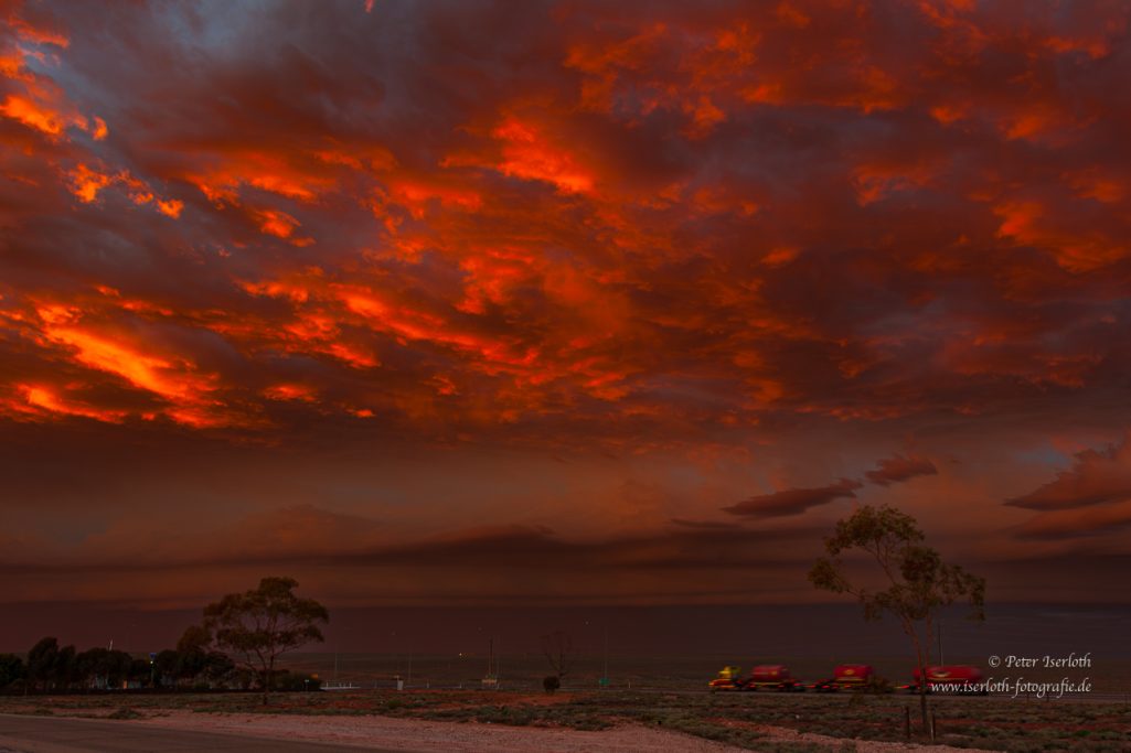 Ein besonderer Sonnenaufgang, knallrot, im Outback, Australien.