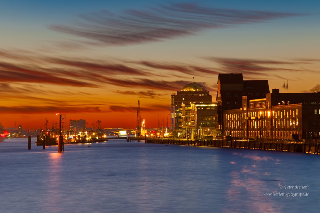 Sonnenuntergang im Hamburger Hafen, es "brennt der Himmel".