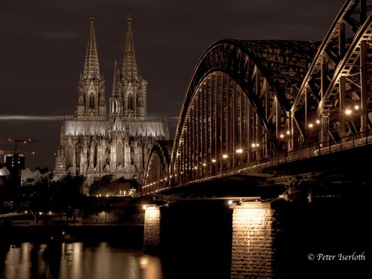 Low light Fotografie des Kölner Doms und Hohenzollernbrücke.
