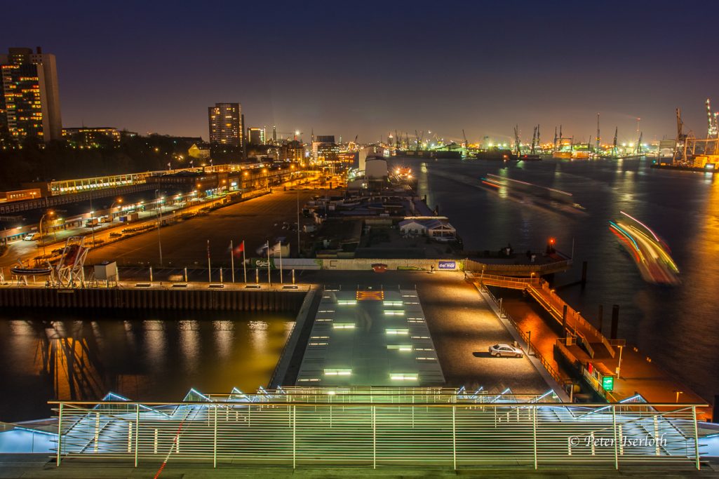 Low Light Fotografie, vom Dockland mit Cruise Terminal Altona, Hafen Hamburg